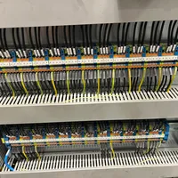 Svorkovnicové pole v rozvaděči s detailně označenými vodiči pro přehledné a systematické propojení elektroinstalace.