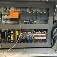 Profesionálně zapojený průmyslový rozvaděč s PLC řízením, jištěním a přehledně označenou kabeláží.